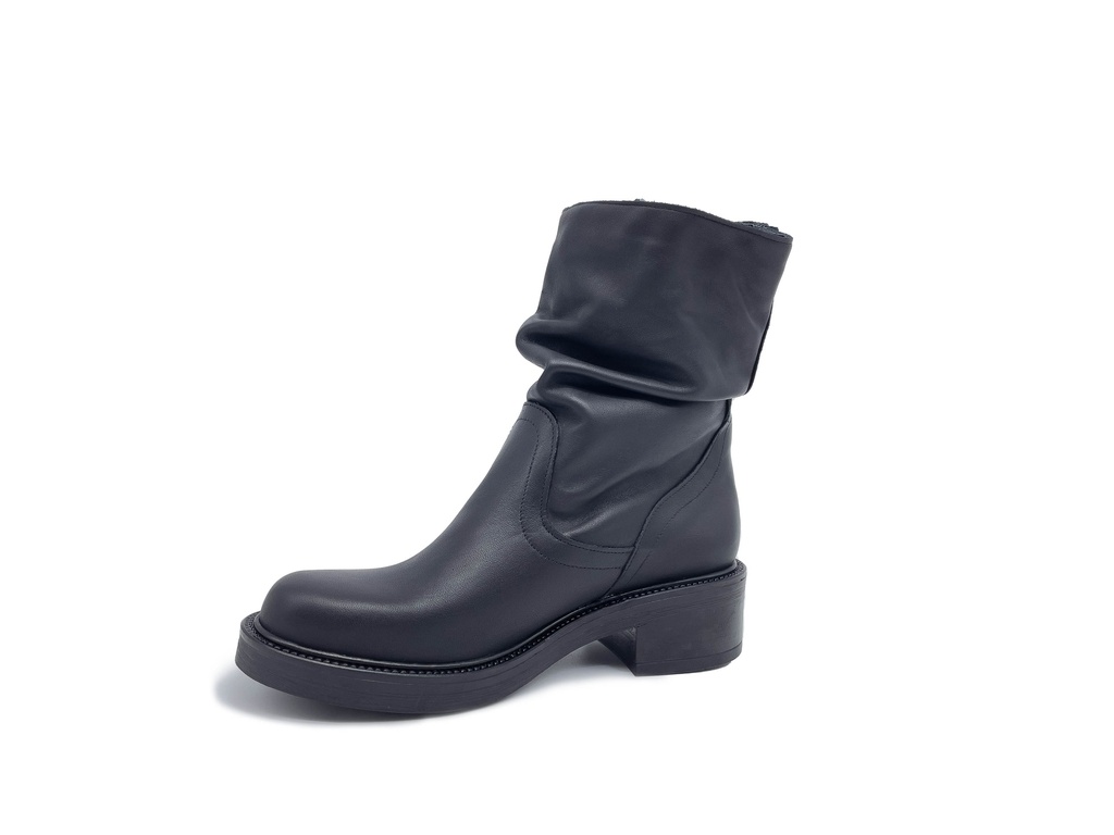 Art. 811 STIVALETTO BIKER IN VERA PELLE NERA CON ARRICCIATURA E FIBBIA